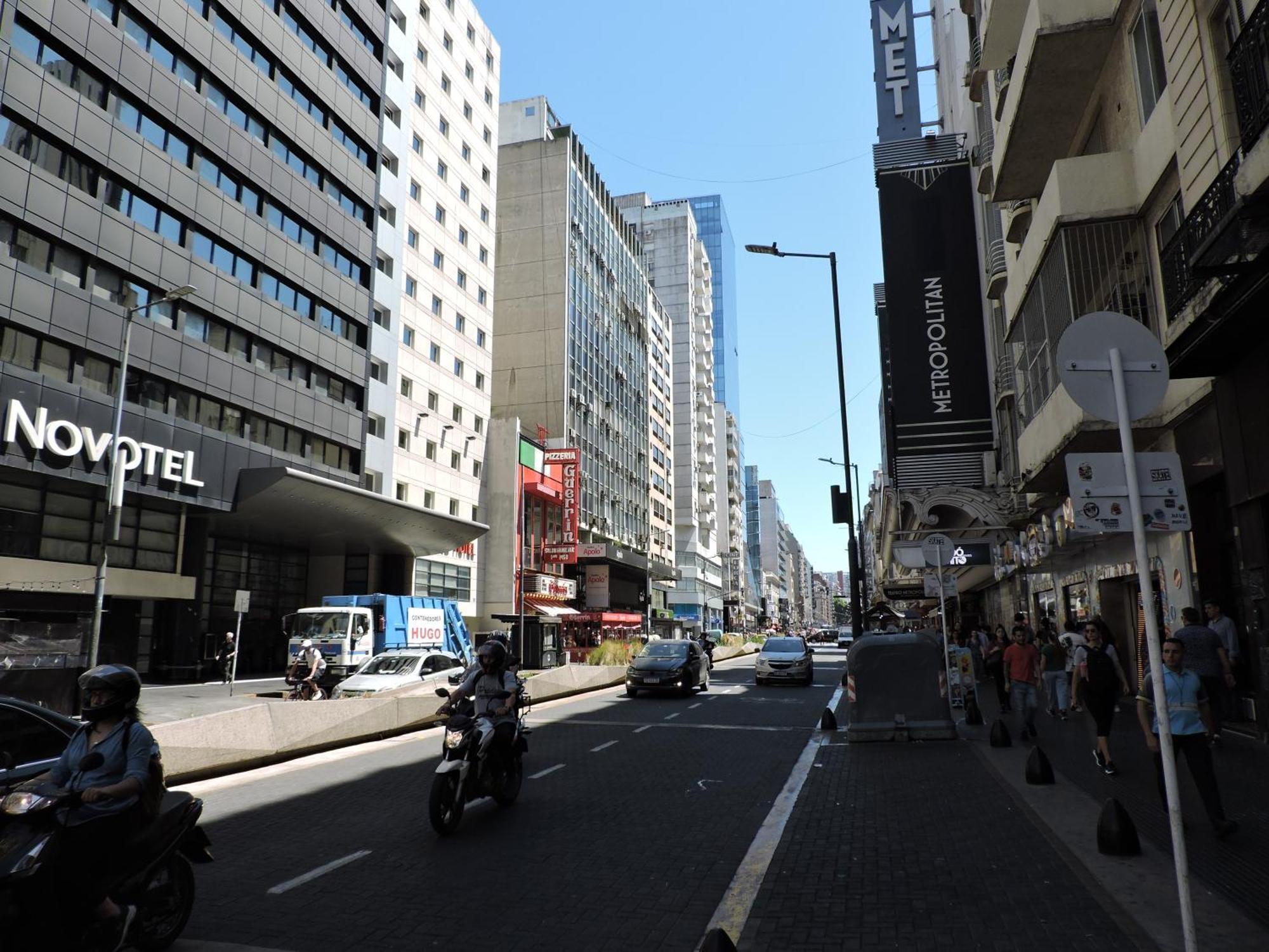 4 Ventanales Sobre La Avenida Corrientes Apartment บัวโนสไอเรส ภายนอก รูปภาพ