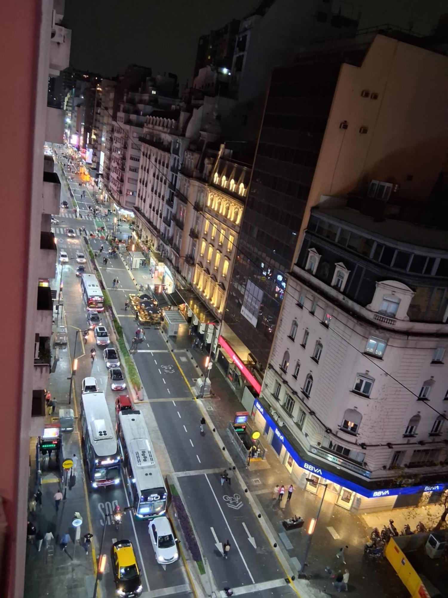 4 Ventanales Sobre La Avenida Corrientes Apartment บัวโนสไอเรส ภายนอก รูปภาพ