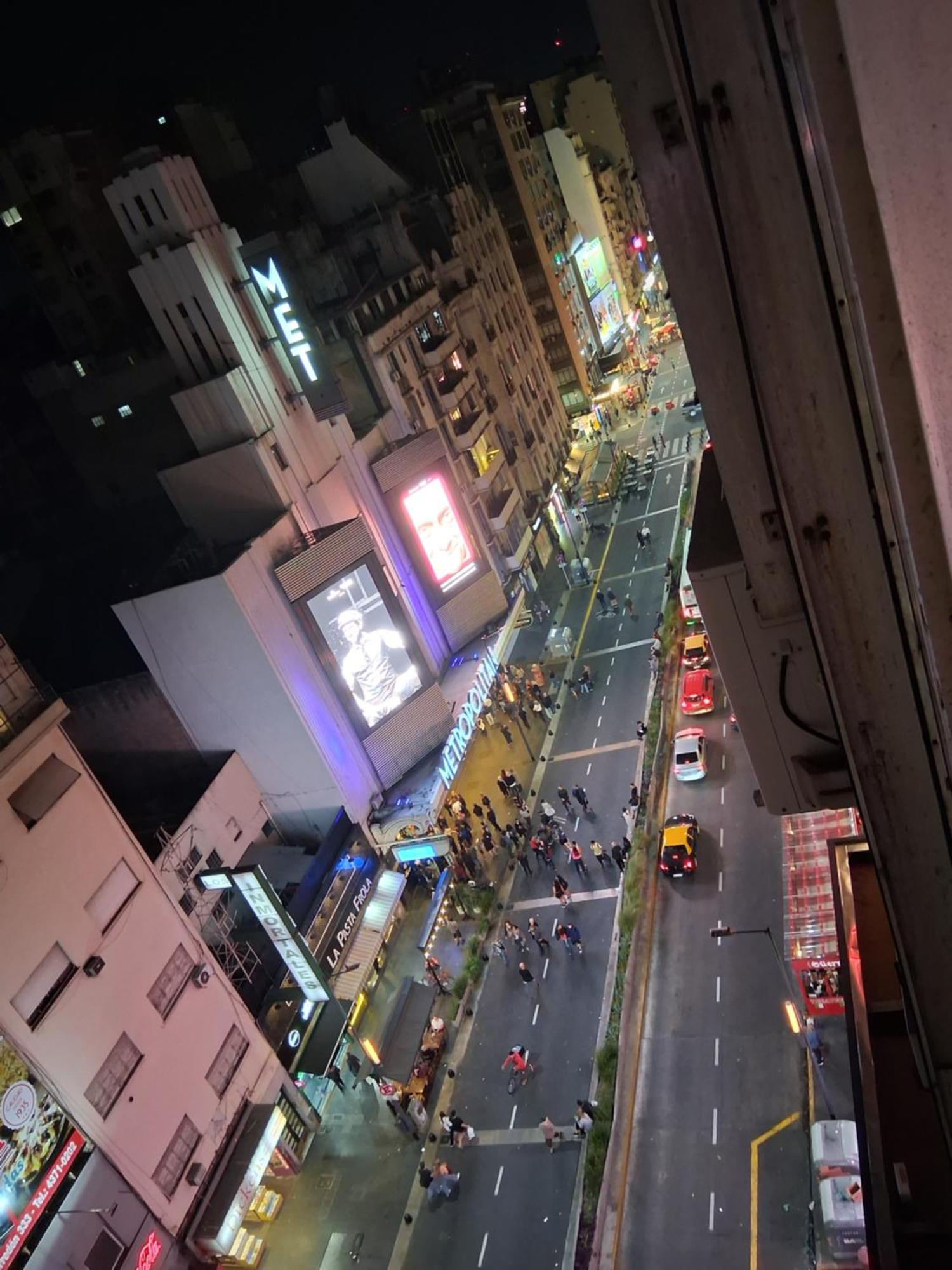 4 Ventanales Sobre La Avenida Corrientes Apartment บัวโนสไอเรส ภายนอก รูปภาพ